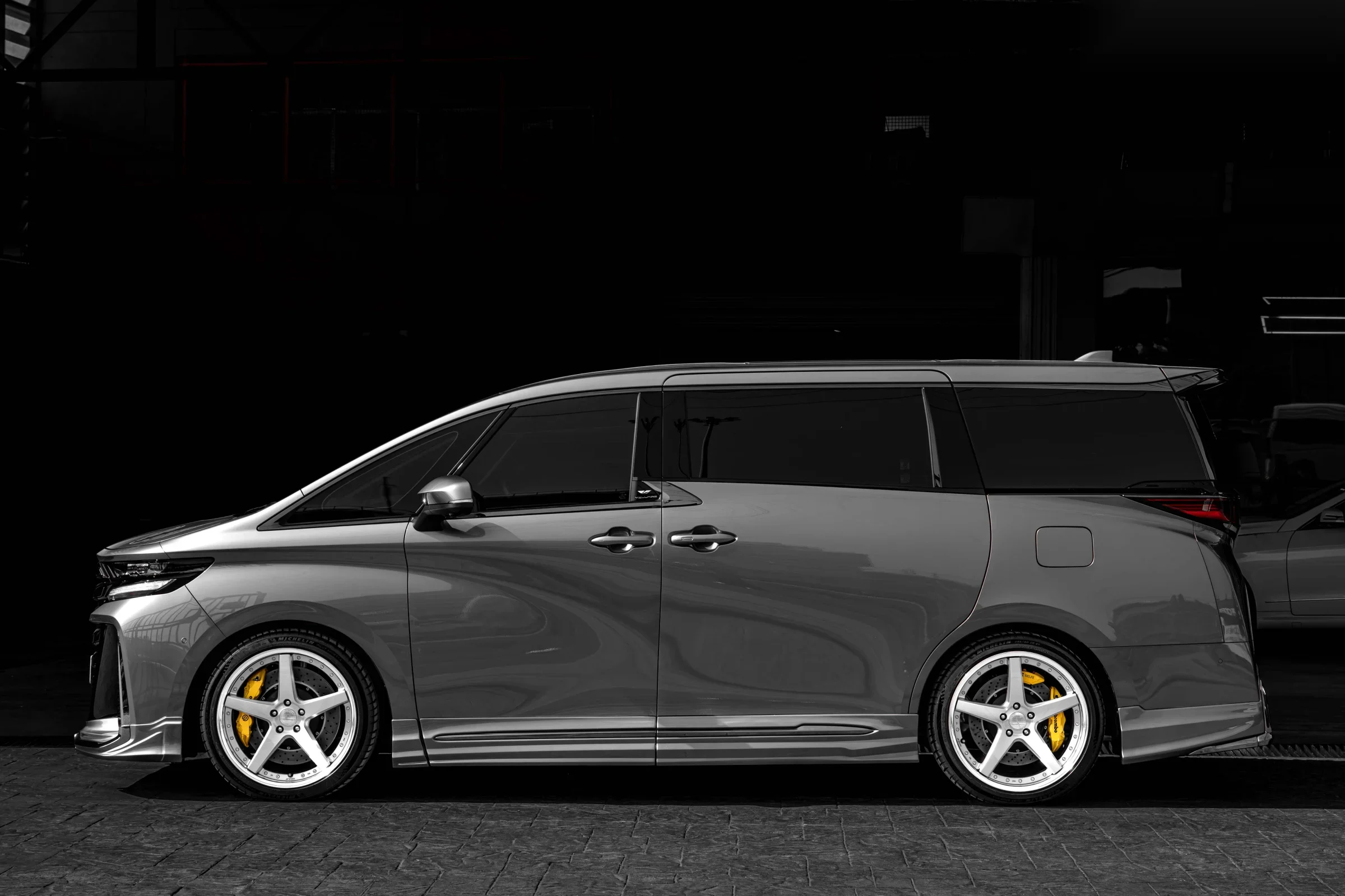 ชุดแต่ง TOYOTA VELLFIRE Toyota Vellfire 40 x Work GNOSIS CVF 21′′ x Brembo GT Brake Kit x PERF Brake x WALD bodykits Prodrive Shop ภาพ 4