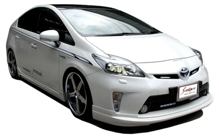 ชุดแต่ง PRIUS 2012 – S-SPORT ภาพรถเต็มคันมุมหน้าจากต้นทาง S-Sporty