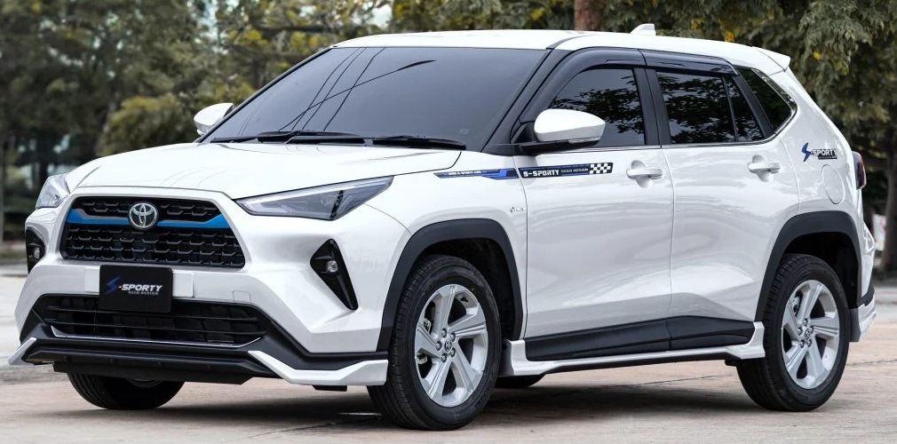 ชุดแต่ง YARIS CROSS 2024 SPORT 1 PLUS ภาพรถเต็มคันมุมหน้าจากต้นทาง S-Sporty