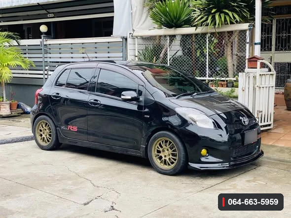Toyota Yaris XP90 มุมด้านหน้า แสดงลิ้นต่อกันชนหน้าติดตั้งบนรถ
