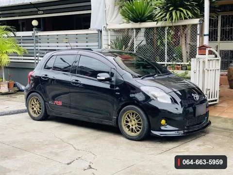 Toyota Yaris XP90 มุมด้านหน้า แสดงลิ้นต่อกันชนหน้าติดตั้งบนรถ