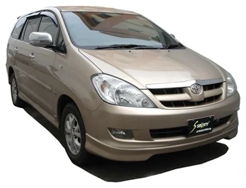 ชุดแต่ง INNOVA 2005 ภาพรถเต็มคันมุมหน้าจากต้นทาง S-Sporty
