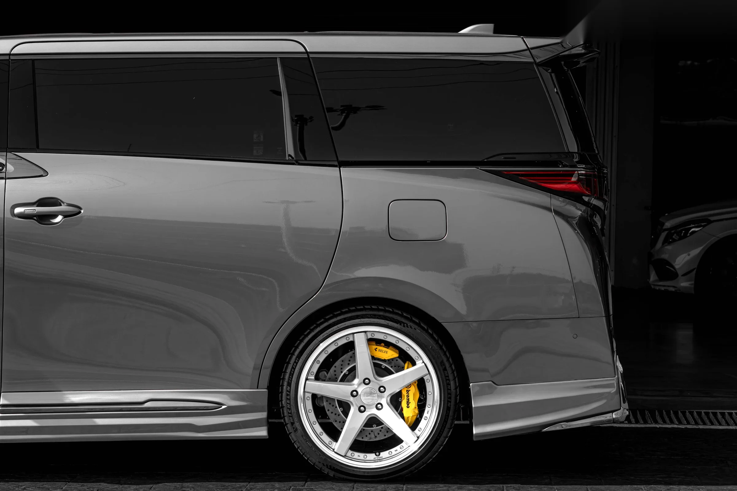 ชุดแต่ง TOYOTA VELLFIRE Toyota Vellfire 40 x Work GNOSIS CVF 21′′ x Brembo GT Brake Kit x PERF Brake x WALD bodykits Prodrive Shop ภาพ 6