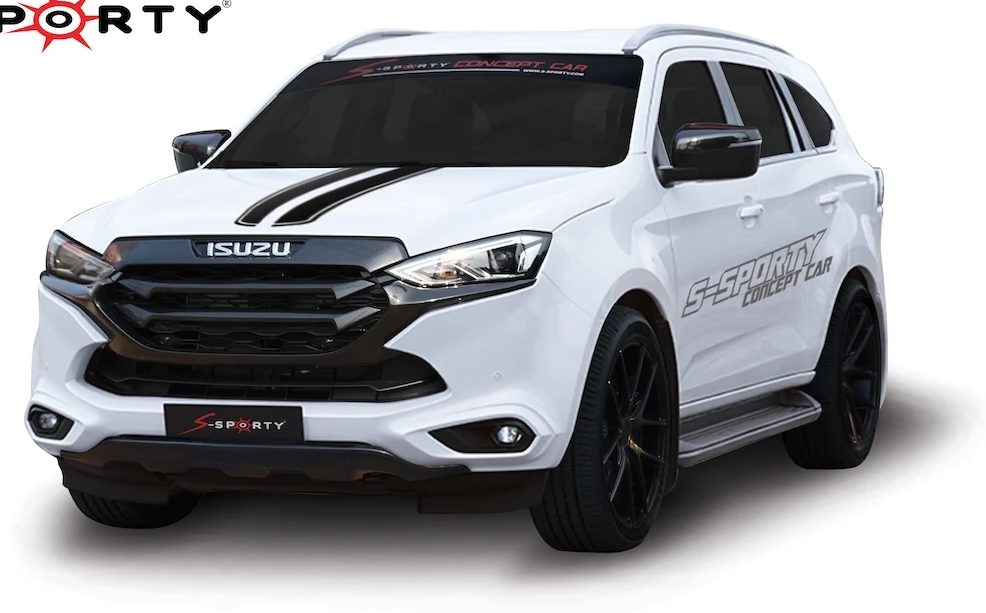 ชุดแต่ง ISUZU MU-X 2022 – DIFFUSER KEVLAR ภาพรถเต็มคันมุมหน้าจากต้นทาง S-Sporty
