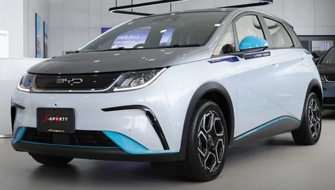 ชุดแต่ง BYD DOLPHIN – FREEDOM ภาพรถเต็มคันมุมหน้าจากต้นทาง S-Sporty