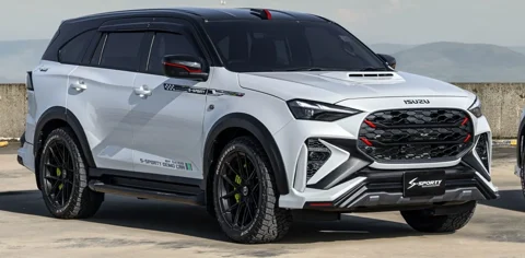 ชุดแต่ง ISUZU MU-X 2026 – S TWO ภาพรถเต็มคันมุมหน้าจากต้นทาง S-Sporty