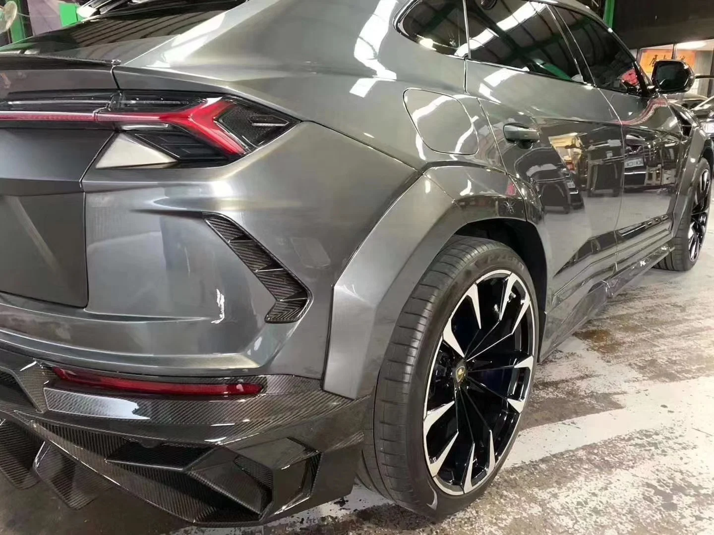 รูปชุดแต่ง ชุดแต่ง Lamborghini Urus Mansory ภาพที่ 4