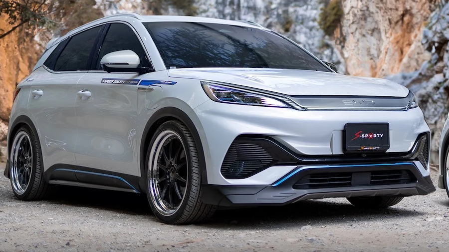 ชุดแต่ง BYD ATTO 3 – DB ภาพรถเต็มคันมุมหน้าจากต้นทาง S-Sporty