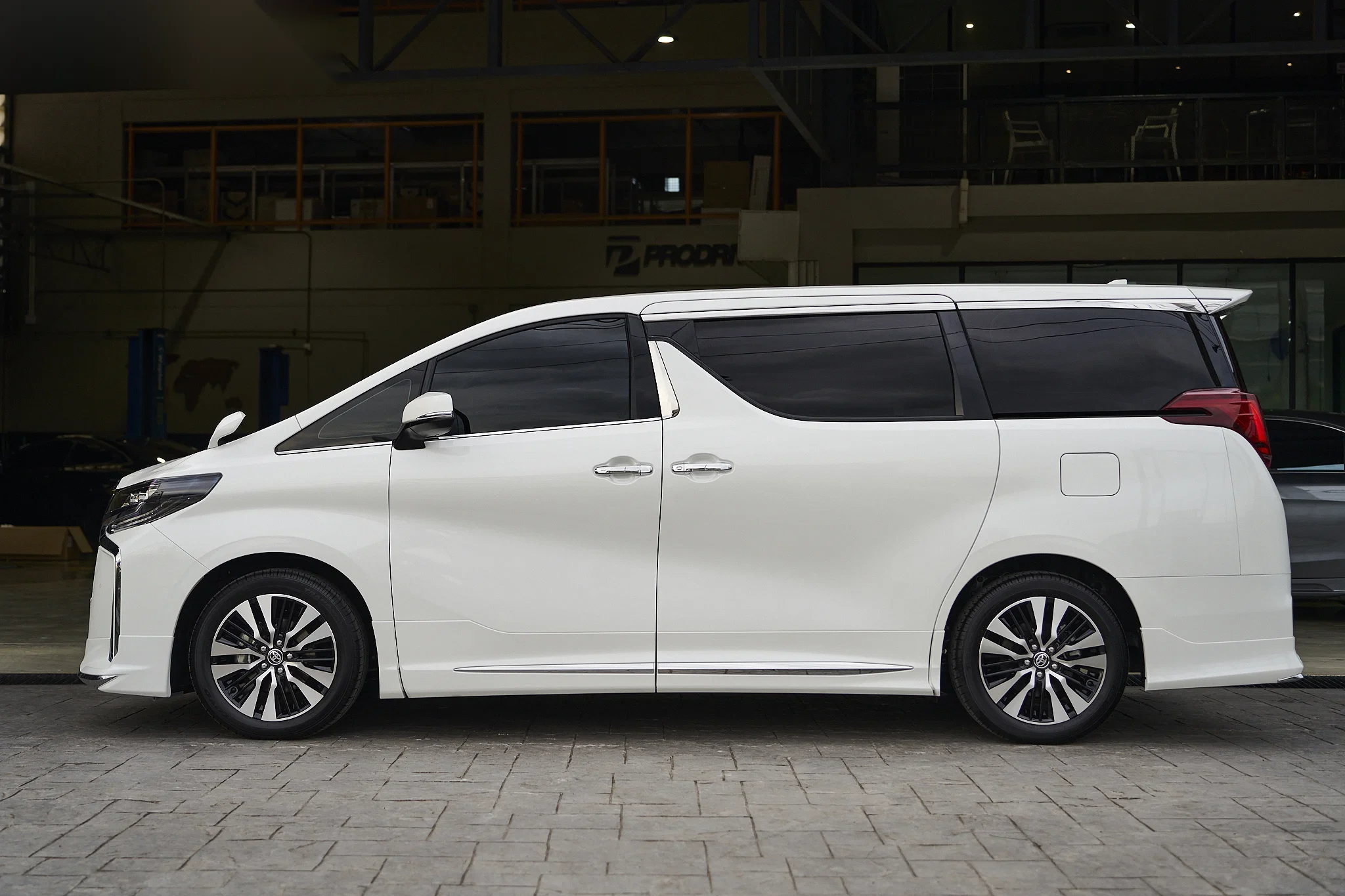 ชุดแต่ง TOYOTA ALPHARD Toyota Alphard x Modellista Prodrive Shop ภาพ 4