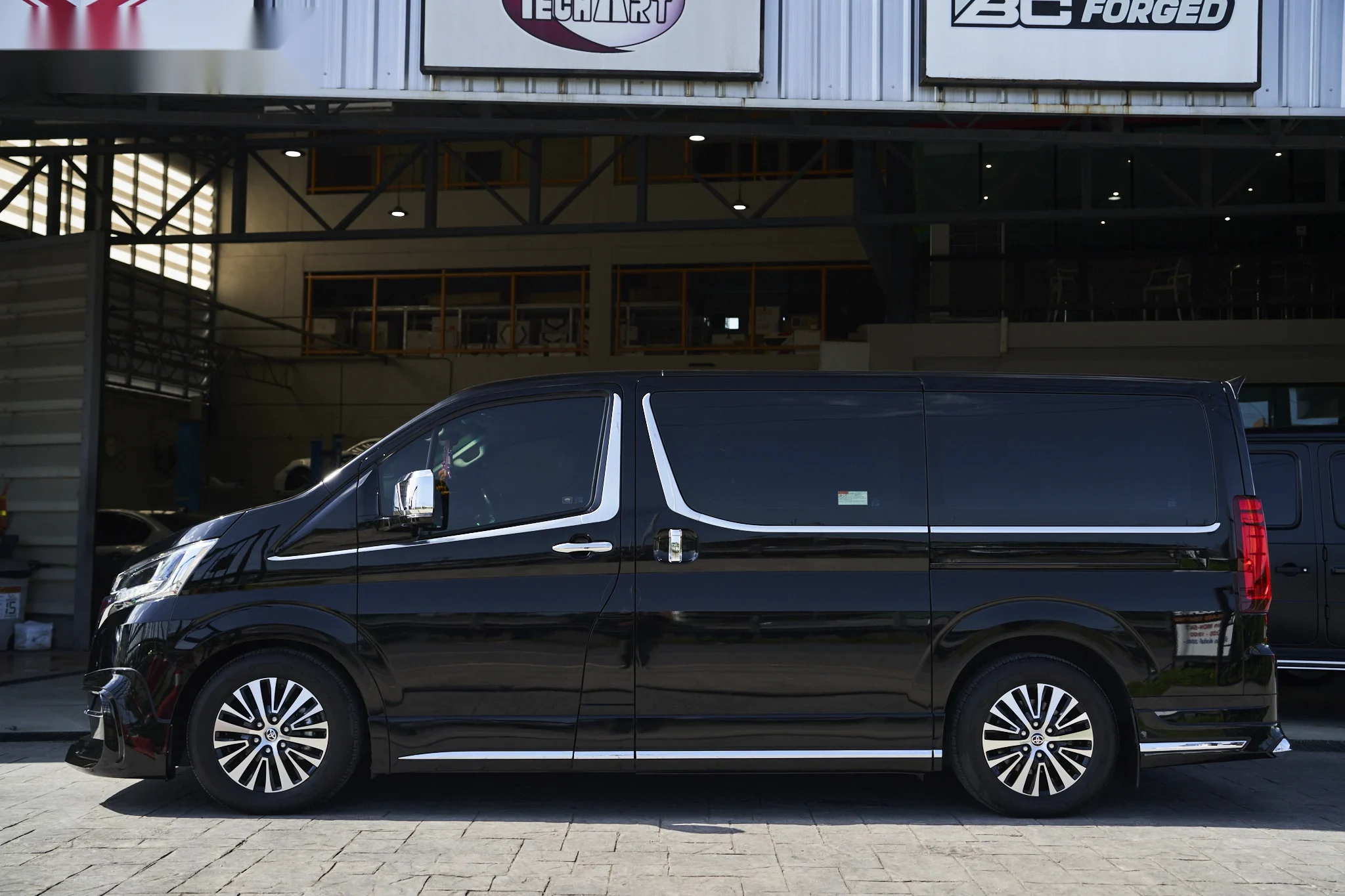 ชุดแต่ง TOYOTA Majesty Toyota Majesty x WALD International Prodrive Shop ภาพ 5