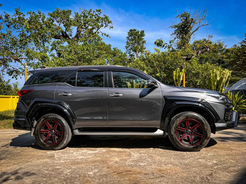 ชุดแต่งสเกิร์ตรอบคัน Toyota Fortuner 2015 - รุ่นปี ปัจจุบัน โดย Lumga (ลัมกา) bodykits - TOYOTA fortuner 2016 ชุดแต่งรถ ภาพ 4