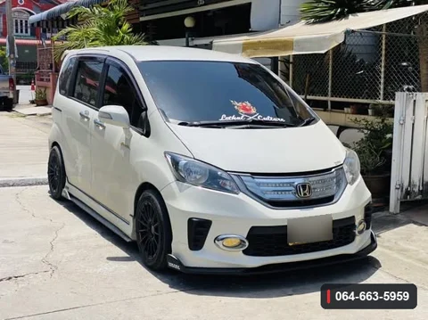 Honda Freed GB3 มุมด้านหน้า แสดงลิ้นต่อกันชนหน้าติดตั้งบนรถ