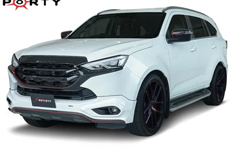ชุดแต่ง Isuzu MU-X SPORT 1 ภาพรถเต็มคันมุมหน้าจากต้นทาง S-Sporty