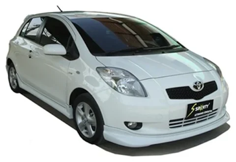 ชุดแต่ง Yaris Hatchback 2006 ME ภาพรถเต็มคันมุมหน้าจากต้นทาง S-Sporty