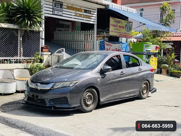 Honda City GM6 มุมด้านหน้า แสดงลิ้นต่อกันชนหน้าติดตั้งบนรถ