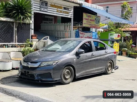 Honda City GM6 มุมด้านหน้า แสดงลิ้นต่อกันชนหน้าติดตั้งบนรถ