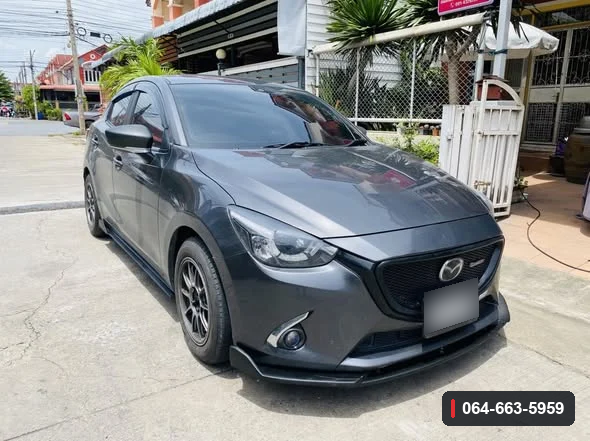 Mazda2 Skyactiv Sedan DL มุมด้านหน้า แสดงลิ้นต่อกันชนหน้าติดตั้งบนรถ