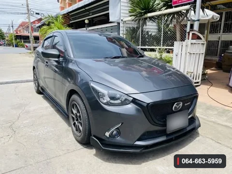 Mazda2 Skyactiv Sedan DL มุมด้านหน้า แสดงลิ้นต่อกันชนหน้าติดตั้งบนรถ
