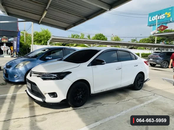 Toyota Vios XP150 มุมด้านหน้า แสดงลิ้นต่อกันชนหน้าติดตั้งบนรถ