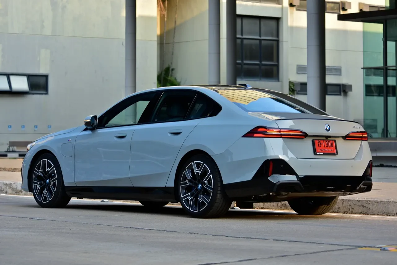 รูปชุดแต่ง ชุดแต่ง BMW Series5 G60 2024 2026 M Sport ภาพที่ 9