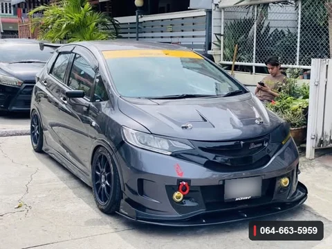 Honda Jazz GK มุมด้านหน้า แสดงลิ้นต่อกันชนหน้าติดตั้งบนรถ