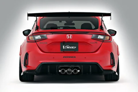 สปลิตเตอร์ใต้กันชนหลังซ้าย–ขวา Varis VAHO-108 สำหรับ Honda Civic Type R FL5 ภาพรถมุมท้ายตรง