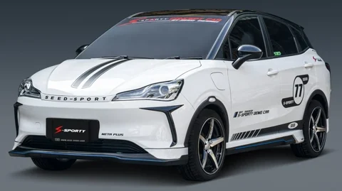 ชุดแต่ง NETA 2022 – NETA PLUS ภาพรถเต็มคันมุมหน้าจากต้นทาง S-Sporty