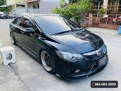Honda Civic FD มุมด้านหน้า แสดงลิ้นต่อกันชนหน้าติดตั้งบนรถ