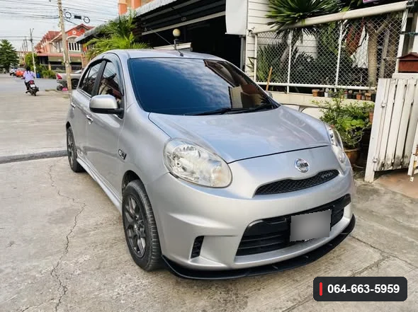 Nissan March K13 มุมด้านหน้า แสดงลิ้นต่อกันชนหน้าติดตั้งบนรถ