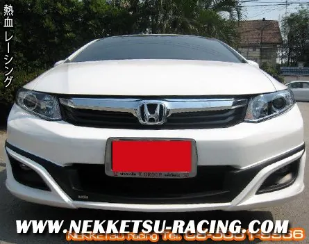 ด้านหน้าของ Civic FB สีขาวพร้อมลิ้นต่อทรง NSX