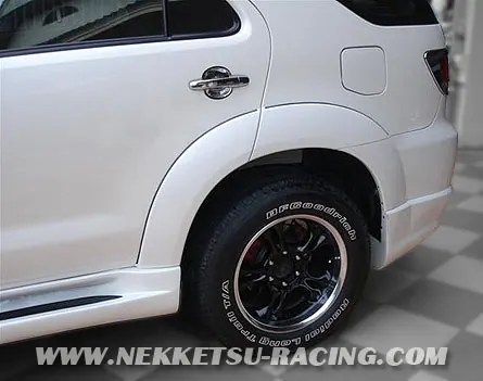 ชุดแต่งรอบคัน Fortuner ทรง TRD (Fiber) – ภาพที่ 4